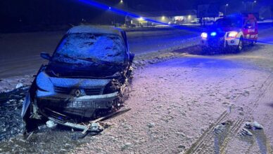 Zderzenie czołowe dwóch aut w Staroźrebach. Trzy osoby trafiły do szpitala.