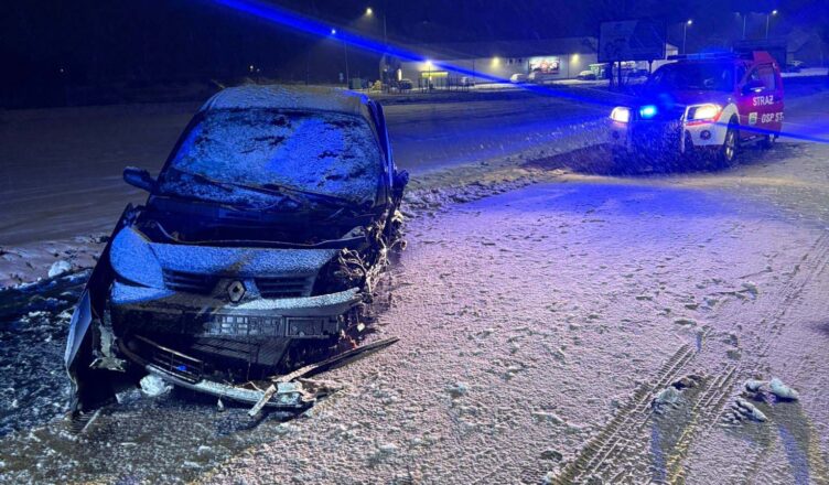 Zderzenie czołowe dwóch aut w Staroźrebach. Trzy osoby trafiły do szpitala.
