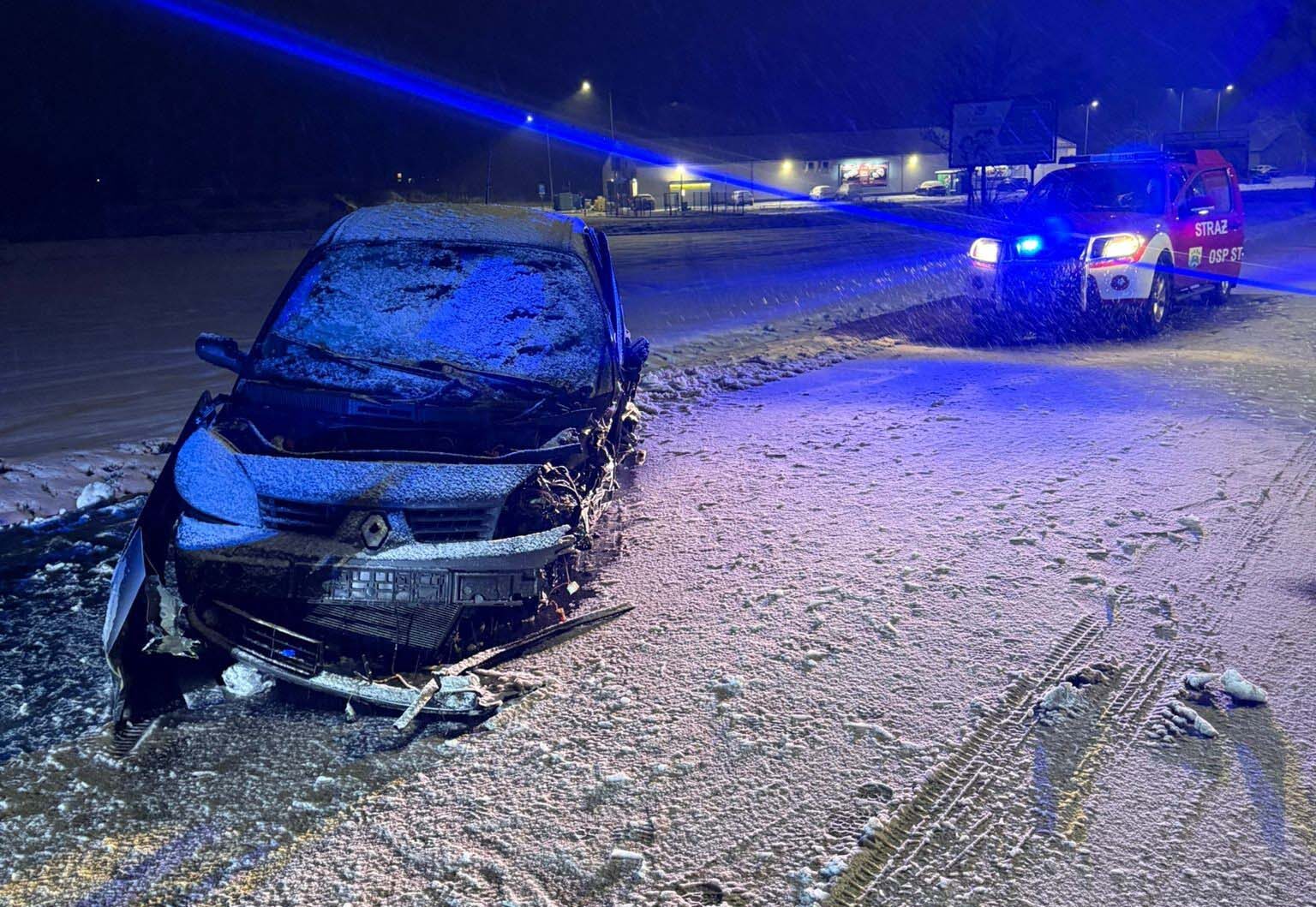 Zderzenie czołowe dwóch aut w Staroźrebach. Trzy osoby trafiły do szpitala.