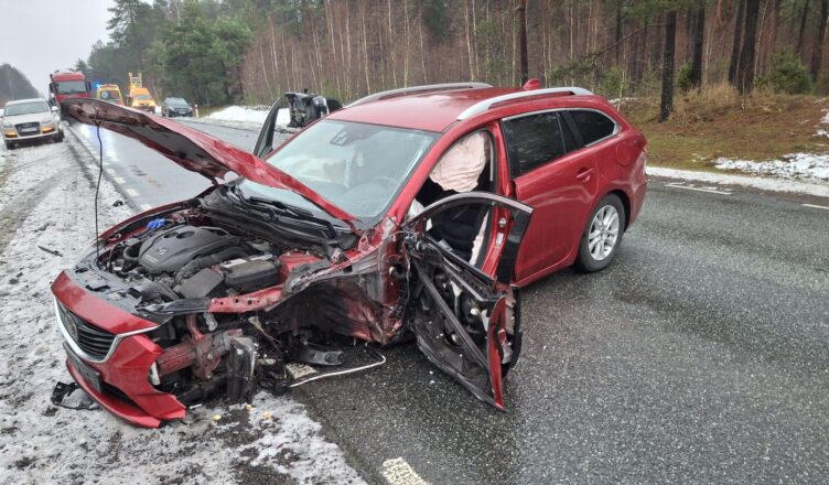 Zderzenie osobówek na drodze krajowej nr 60. 27-latek miał ponad 2 promile alkoholu.