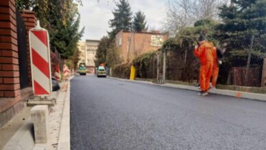 Ząbki - nowa nawierzchnia na ul. Lotniczej coraz bliżej ukończenia