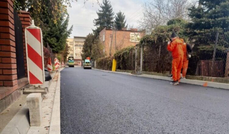 Ząbki - nowa nawierzchnia na ul. Lotniczej coraz bliżej ukończenia