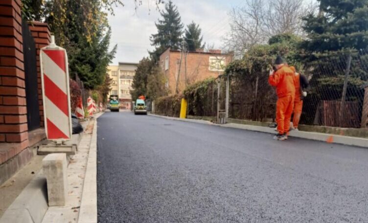 Ząbki - nowa nawierzchnia na ul. Lotniczej coraz bliżej ukończenia