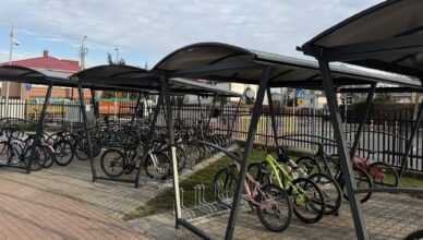 Nowe wiaty rowerowe i stojaki na hulajnogi przy Zespole Szkół nr 1