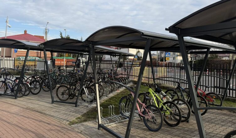 Nowe wiaty rowerowe i stojaki na hulajnogi przy Zespole Szkół nr 1