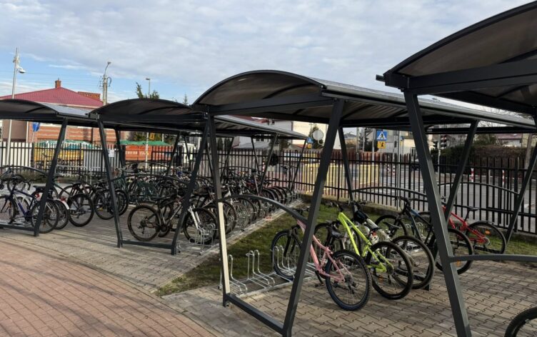 Nowe wiaty rowerowe i stojaki na hulajnogi przy Zespole Szkół nr 1
