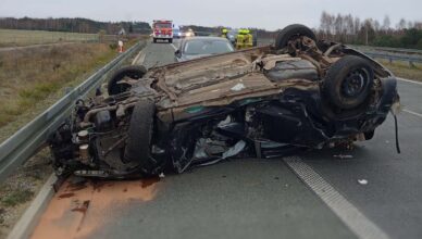 Niebezpieczne zdarzenie drogowe na S8 – trzy pojazdy osobowe brały udział w porannym wypadku