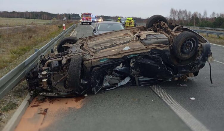 Niebezpieczne zdarzenie drogowe na S8 – trzy pojazdy osobowe brały udział w porannym wypadku