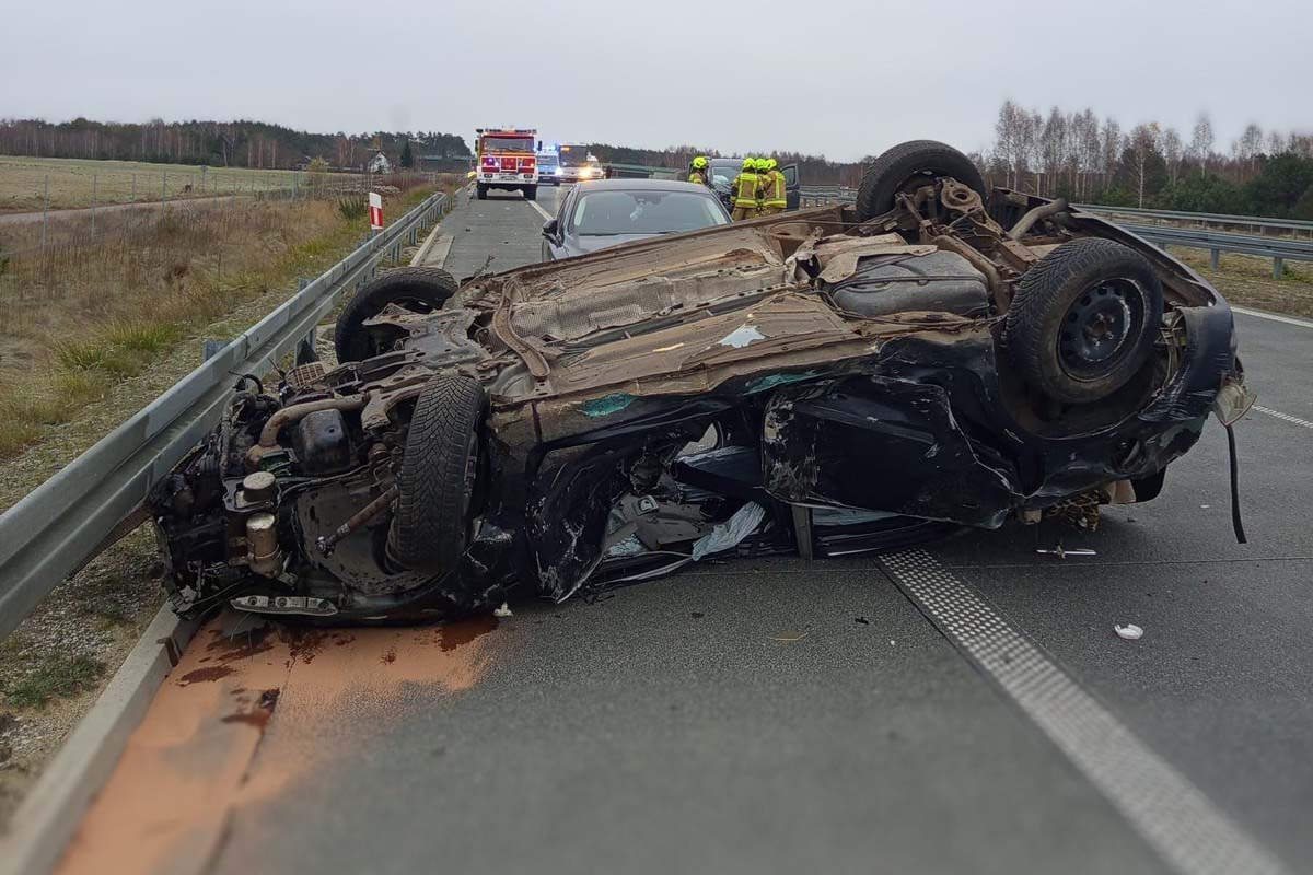 Niebezpieczne zdarzenie drogowe na S8 – trzy pojazdy osobowe brały udział w porannym wypadku