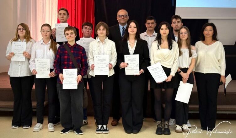 Wyróżnieni za talent i wysiłek — uczniowie z Zielonki ze stypendiami Starosty Wołomińskiego