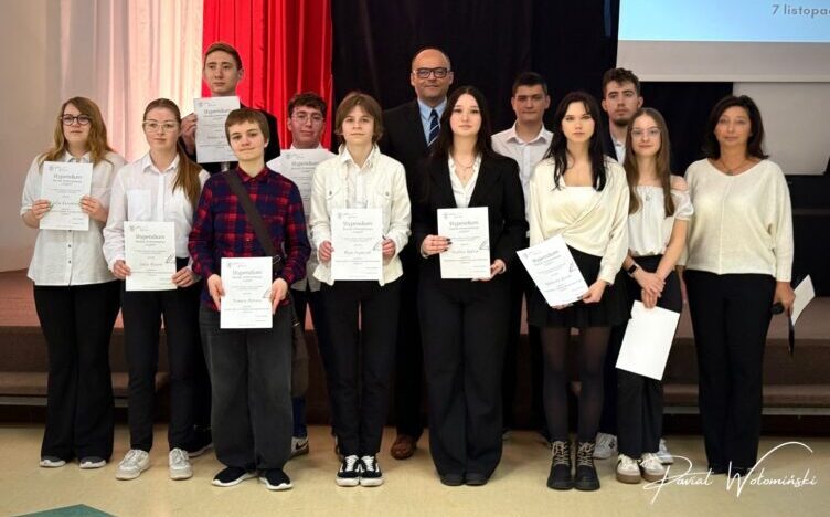 Wyróżnieni za talent i wysiłek — uczniowie z Zielonki ze stypendiami Starosty Wołomińskiego