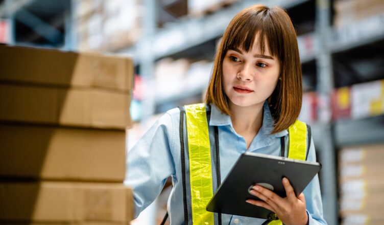 Praca w magazynie jako dodatkowe źródło zarobku? Za i przeciw