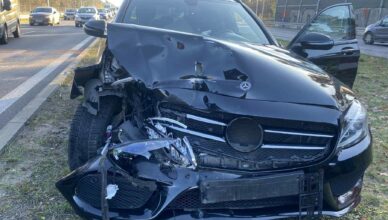 Zderzenie osobówek na DW631 w Ząbkach