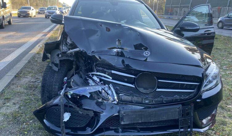 Zderzenie osobówek na DW631 w Ząbkach