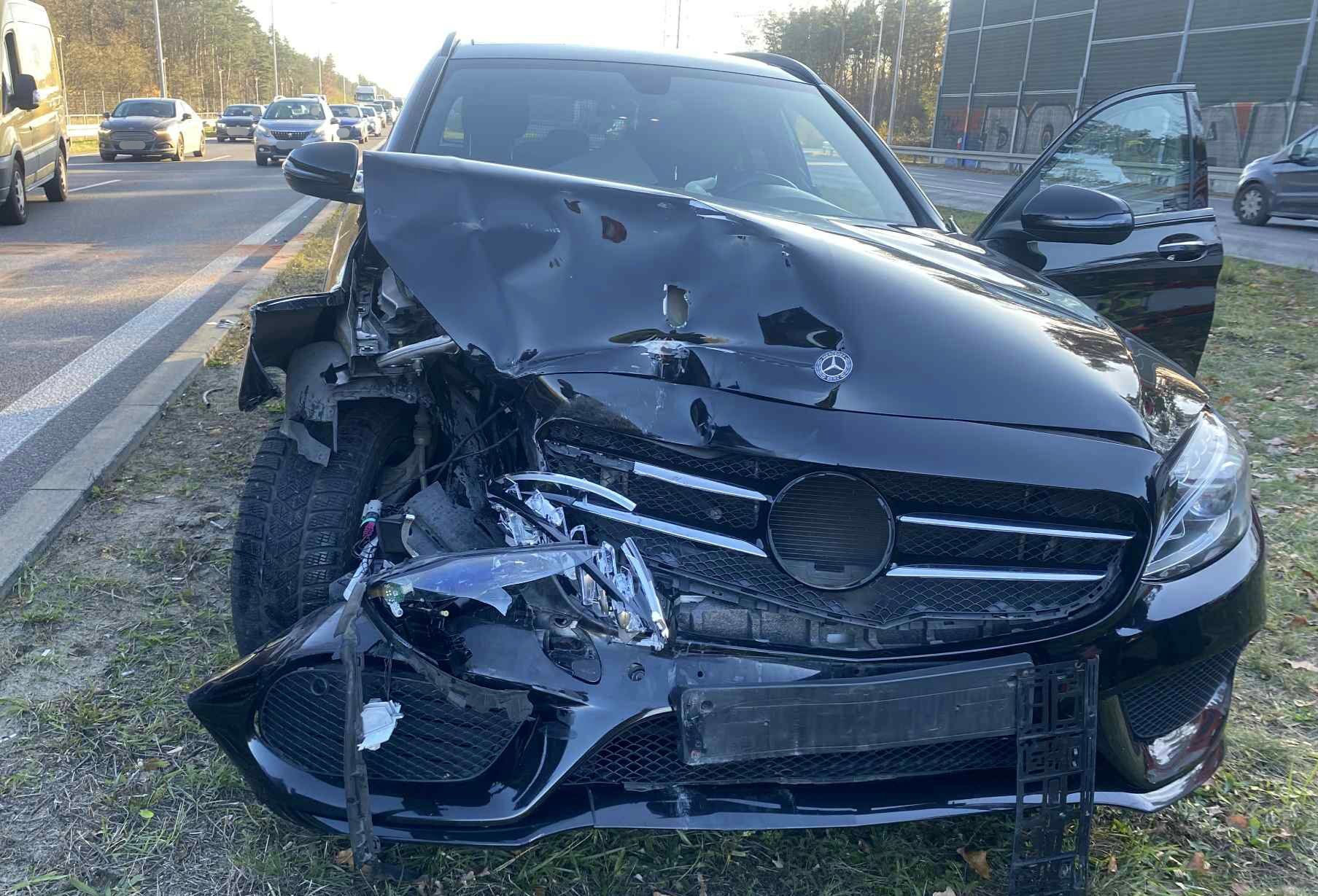 Zderzenie osobówek na DW631 w Ząbkach