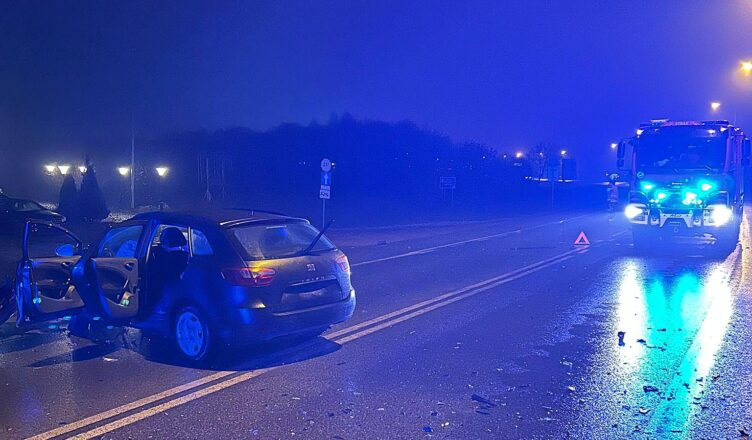 Wypadek na DW631 w Nieporęcie. Kolizja dwóch pojazdów i paraliż drogowy