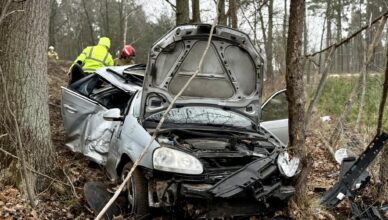 Tragiczny wypadek na DW631 w Sierakowie - jedna osoba nie żyje, sprawca nietrzeźwy i poszukiwany listem gończym