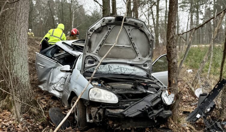 Tragiczny wypadek na DW631 w Sierakowie - jedna osoba nie żyje, sprawca nietrzeźwy i poszukiwany listem gończym