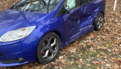 Groźne zderzenie w Kobyłce. Dwa auta rozbite, służby działały błyskawicznie