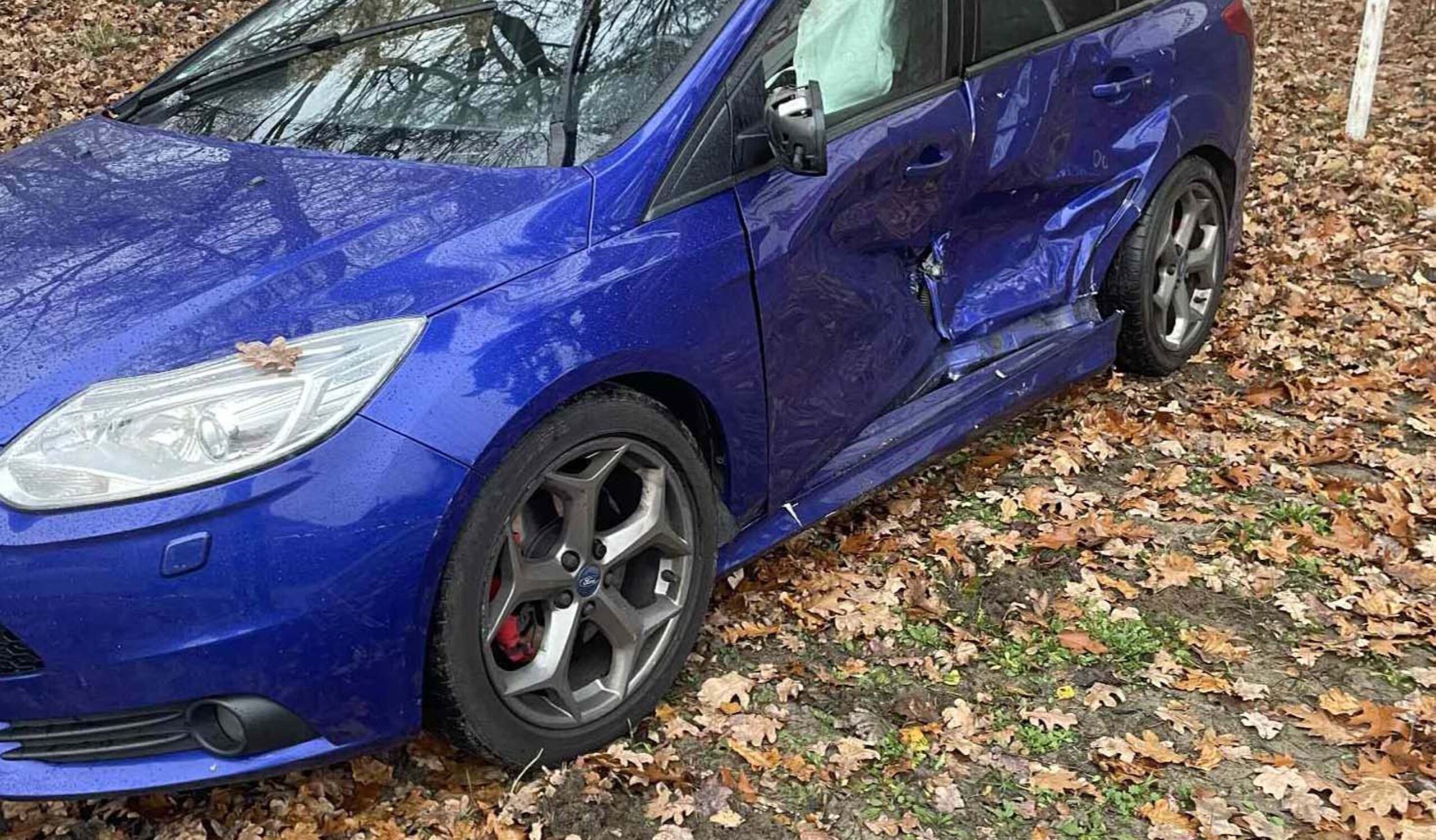 Groźne zderzenie w Kobyłce. Dwa auta rozbite, służby działały błyskawicznie