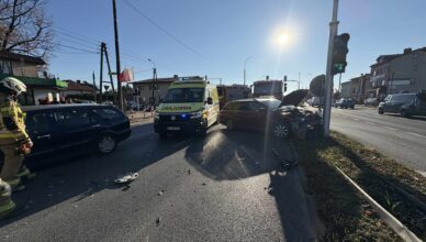 Kolizja w Markach. Dwa auta zderzyły się na głównej arterii miasta– błyskawiczna reakcja służb