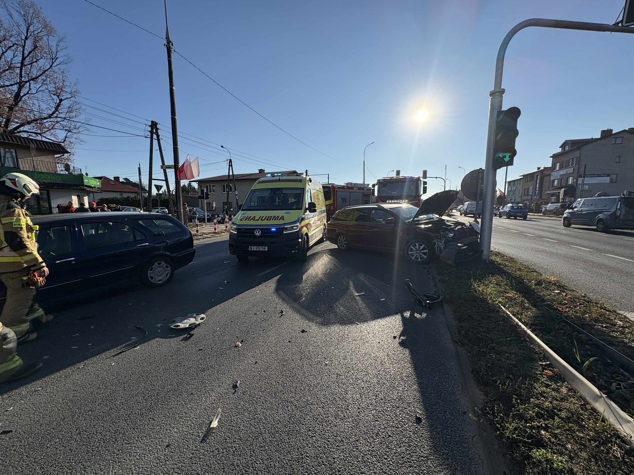 Kolizja w Markach. Dwa auta zderzyły się na głównej arterii miasta– błyskawiczna reakcja służb