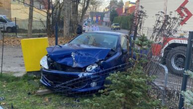 Kolizja w centrum Wołomina. Szybka reakcja służb zapobiegła większym konsekwencjom