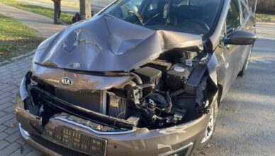 Niebezpieczne zderzenie w Radzyminie. Osobówka uderzyła w ciężarówkę