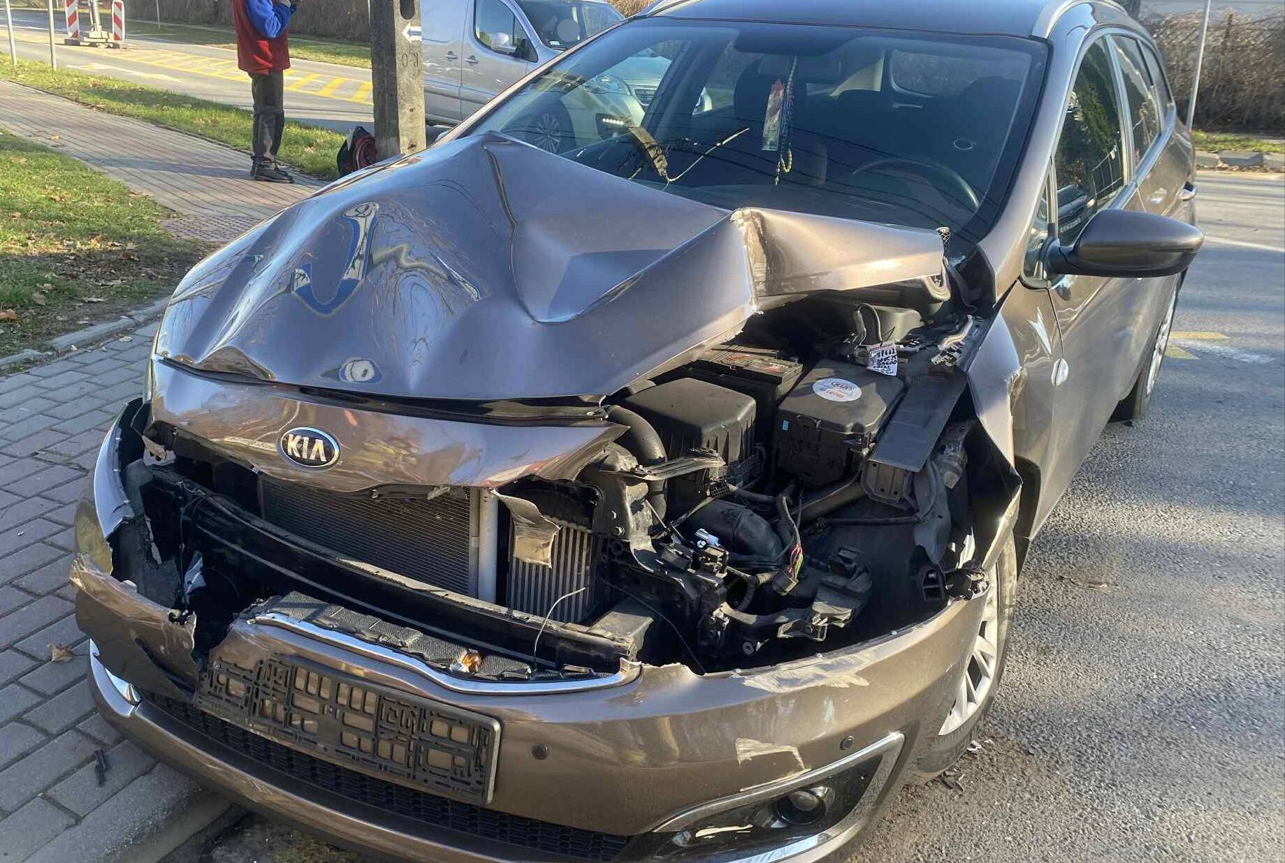 Niebezpieczne zderzenie w Radzyminie. Osobówka uderzyła w ciężarówkę