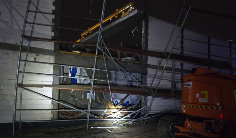 Groźny wypadek na budowie w Radzyminie - zawalony strop ranił trzech pracowników