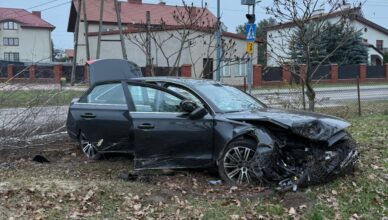 Audi wjechało w ogrodzenie w Tłuszczu. Kierowca i pasażer zniknęli przed przyjazdem służb