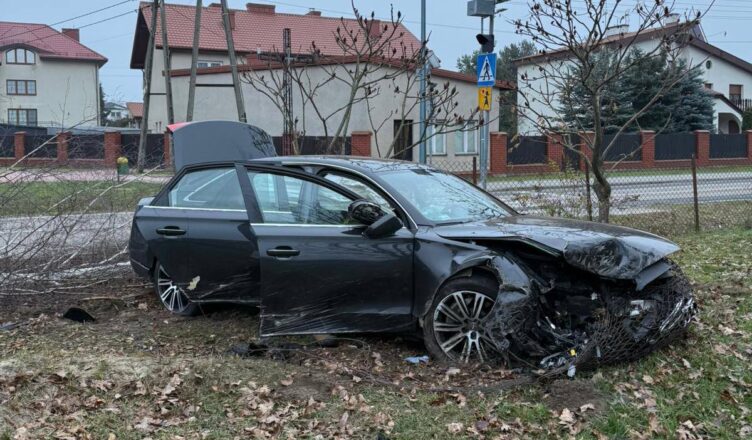 Audi wjechało w ogrodzenie w Tłuszczu. Kierowca i pasażer zniknęli przed przyjazdem służb