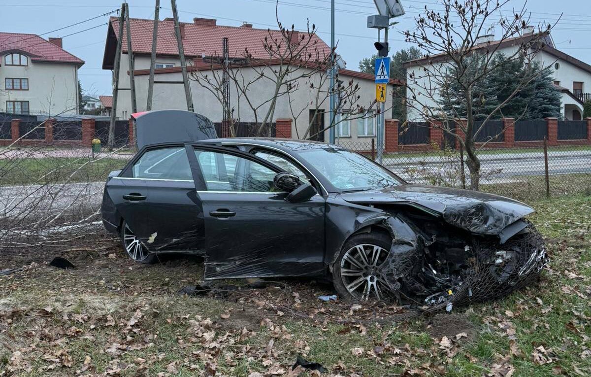 Audi wjechało w ogrodzenie w Tłuszczu. Kierowca i pasażer zniknęli przed przyjazdem służb