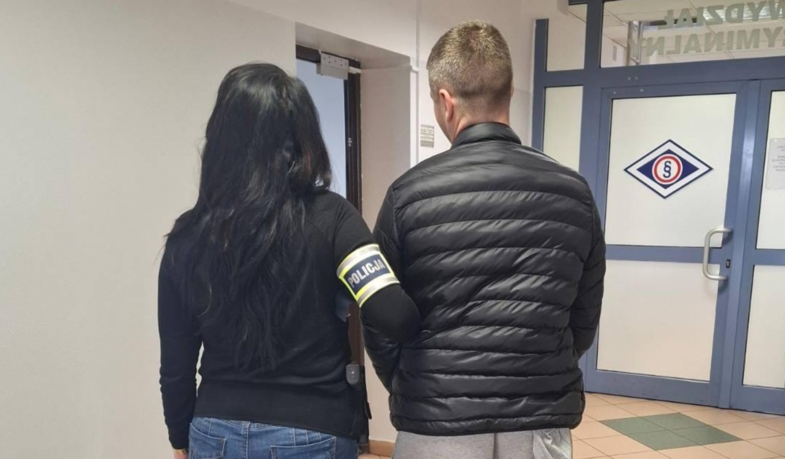 Oferowali nieautentyczne bonifikarty - zatrzymali ich nowodworscy policjanci