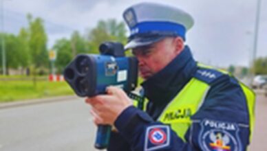 Był poszukiwany wpadł gdy przekroczył prędkość