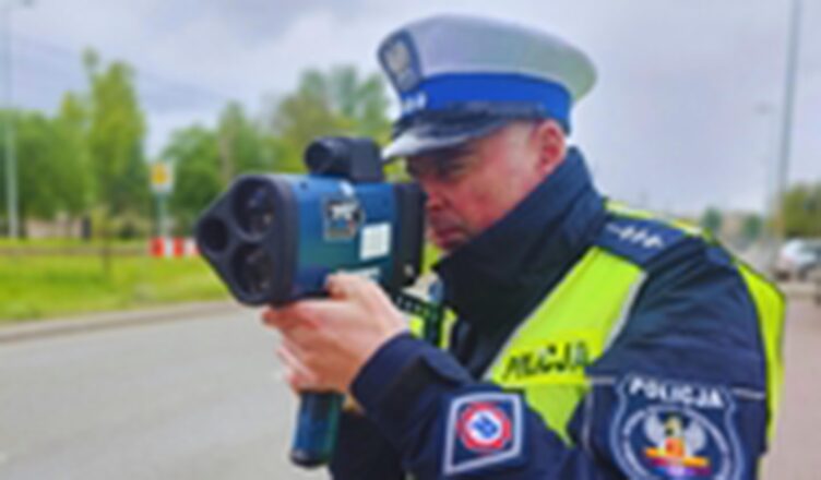 Był poszukiwany wpadł gdy przekroczył prędkość