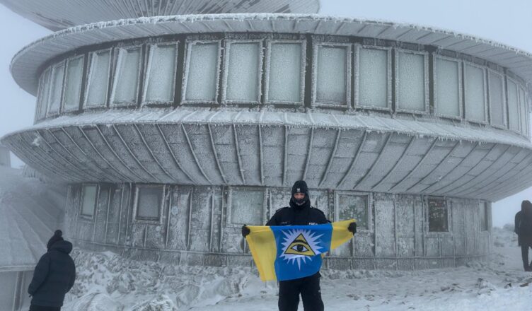 Policjant z Radzymina wszedł na Śnieżkę, by wesprzeć akcję charytatywną