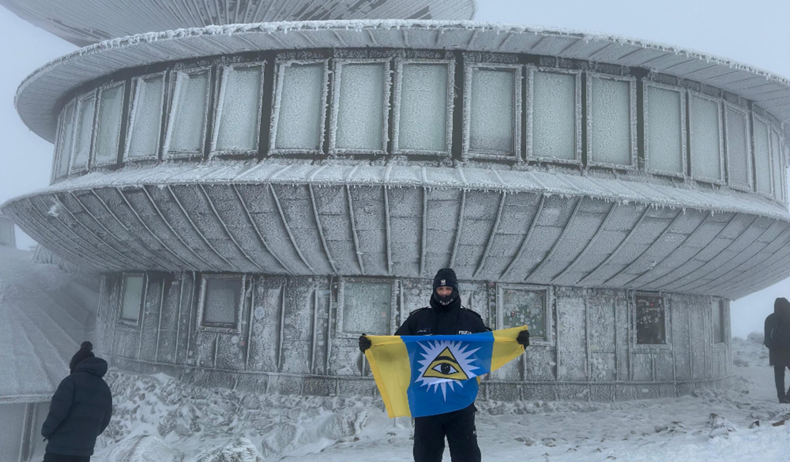 Policjant z Radzymina wszedł na Śnieżkę, by wesprzeć akcję charytatywną