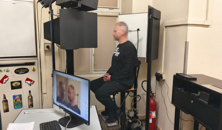 „Podróżowali” po Europie z detektorem urządzeń szpiegowskich i sprzętem hakerskim