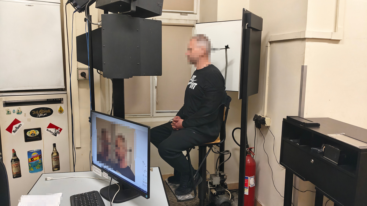 „Podróżowali” po Europie z detektorem urządzeń szpiegowskich i sprzętem hakerskim