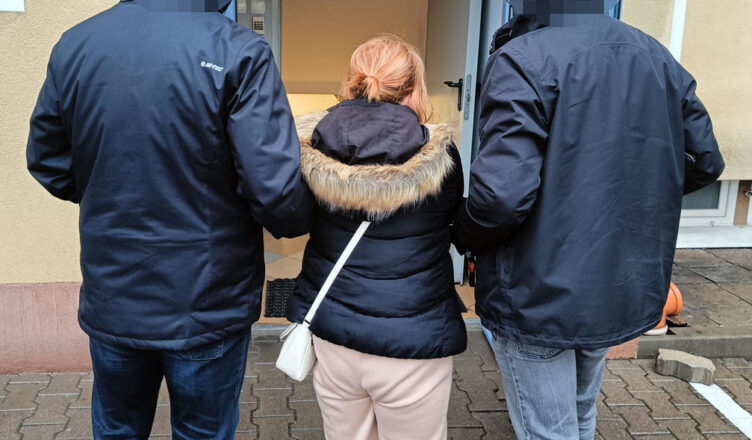 Kobieta odpowie za oszustwo i przywłaszczenie samochodu