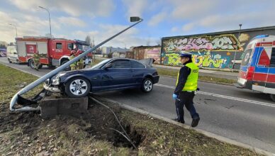 Wjechał w słup oświetleniowy. W aucie miał narkotyki.