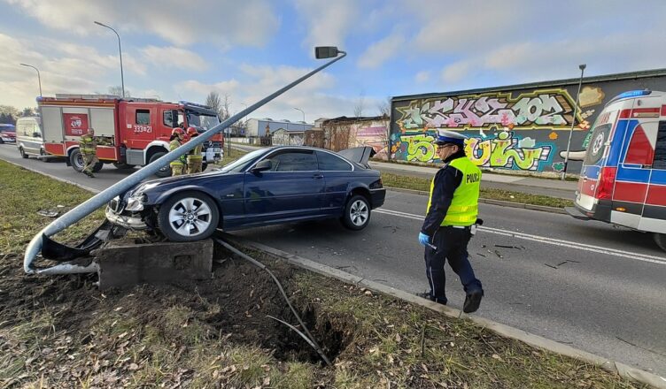 Wjechał w słup oświetleniowy. W aucie miał narkotyki.