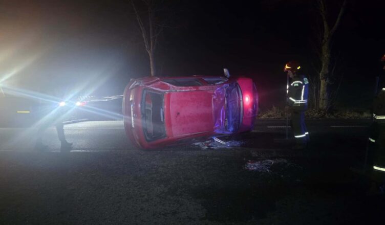 Dachowanie pojazdu na DK50. 19-letni kierujący bez uprawnień, po użyciu alkoholu