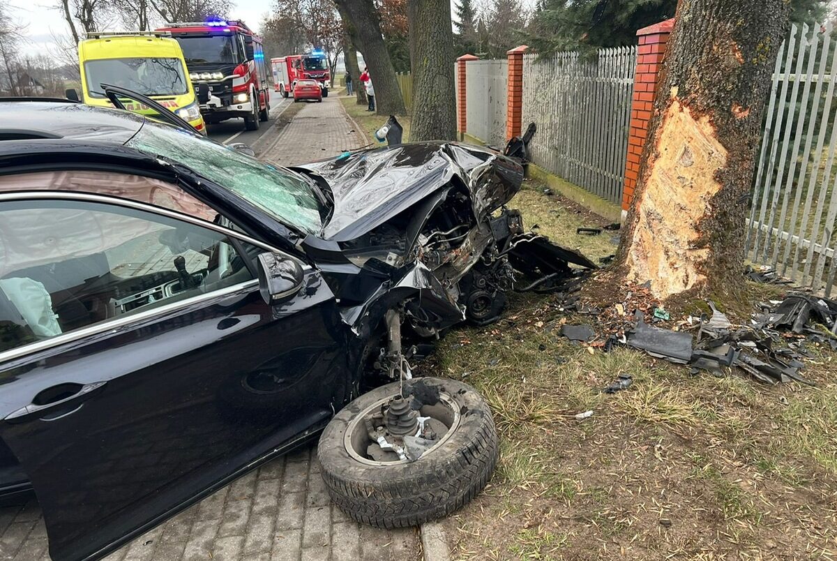 Wypadek drogowy na krajowej 50-ce, ranna 68-letnia pasażerka