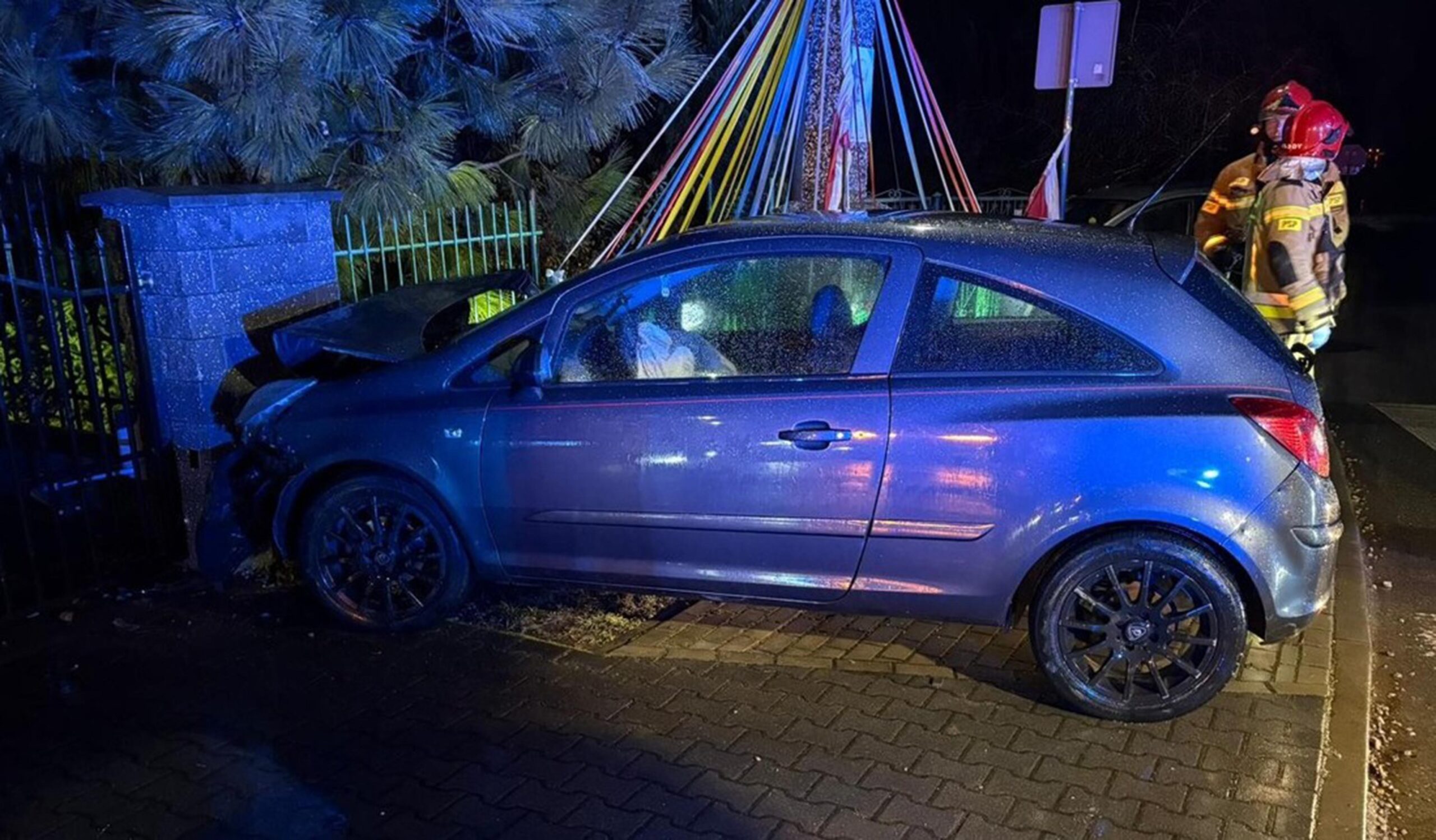 Nietrzeźwy kierowca uderzył w ogrodzenie