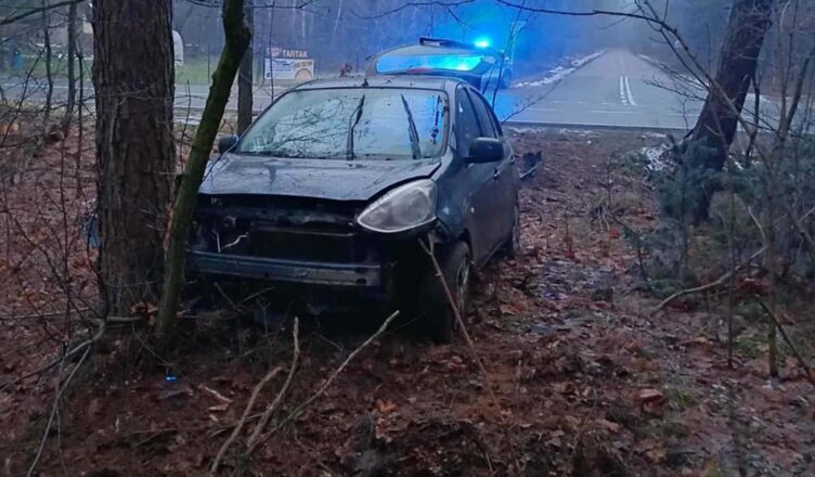 Wypadek w Ulaskach. Samochód uderzył w drzewo, jedna osoba ranna