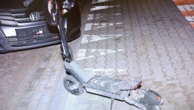 Zderzenie hulajnogi elektrycznej z osobówką. Nastolatek przetransportowany do szpitala.