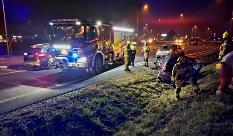 Osobówka ścięła latarnię i wylądowała w rowie