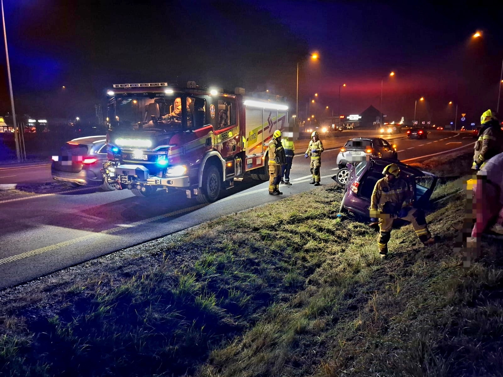 Osobówka ścięła latarnię i wylądowała w rowie